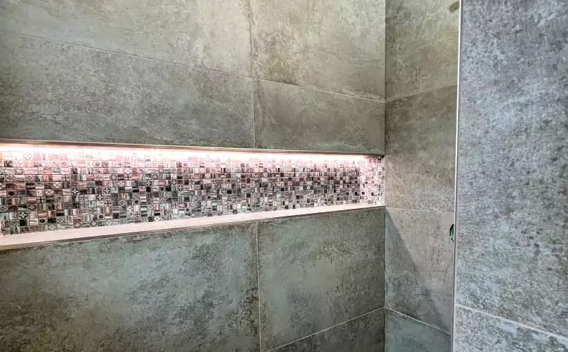 Dusche mit großen Fliesen und Dusch-Nische mit Mosaikfliesen